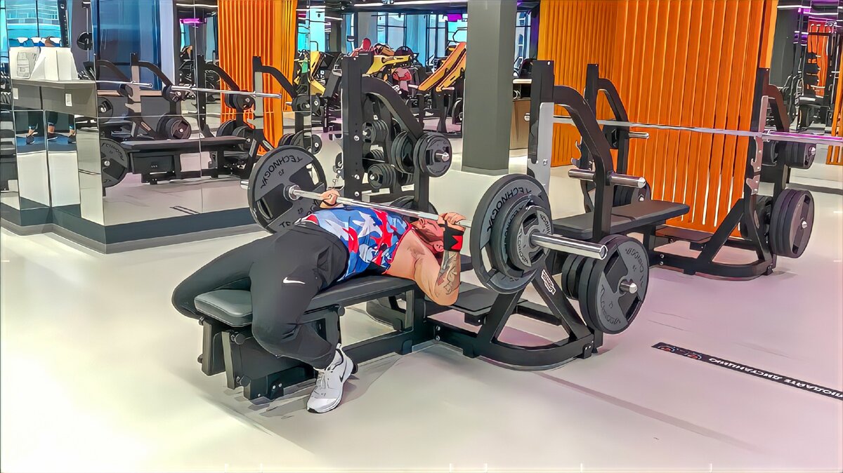 5 лет я плотно занимался экстремальными забегами с препятствиями. И вот решил вспомнить как жать. Спустя месяц 100 кг покорились на 10 повторов. Это не много, но для кого-то хороший показатель. Вес штанги на фото 90 кг