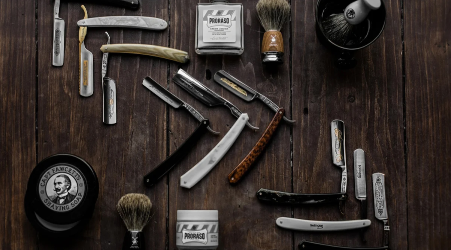 Фотография с сайта TAJ Barbershop. Примерно так должны выглядеть инструменты настоящего мастера. И так как мастером сегодня выступаете вы, не поленитесь сообразить порядок на рабочем пространстве. 