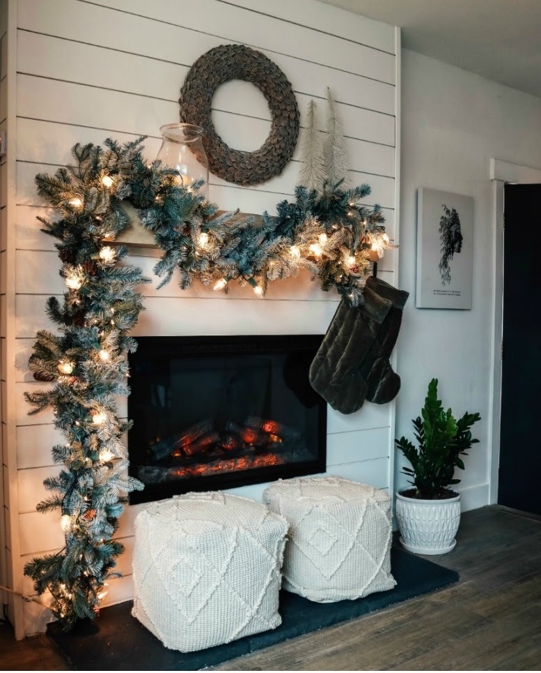 Украсить можно даже встраиваемый камин — поверхность вокруг деревянного портала не нагревается