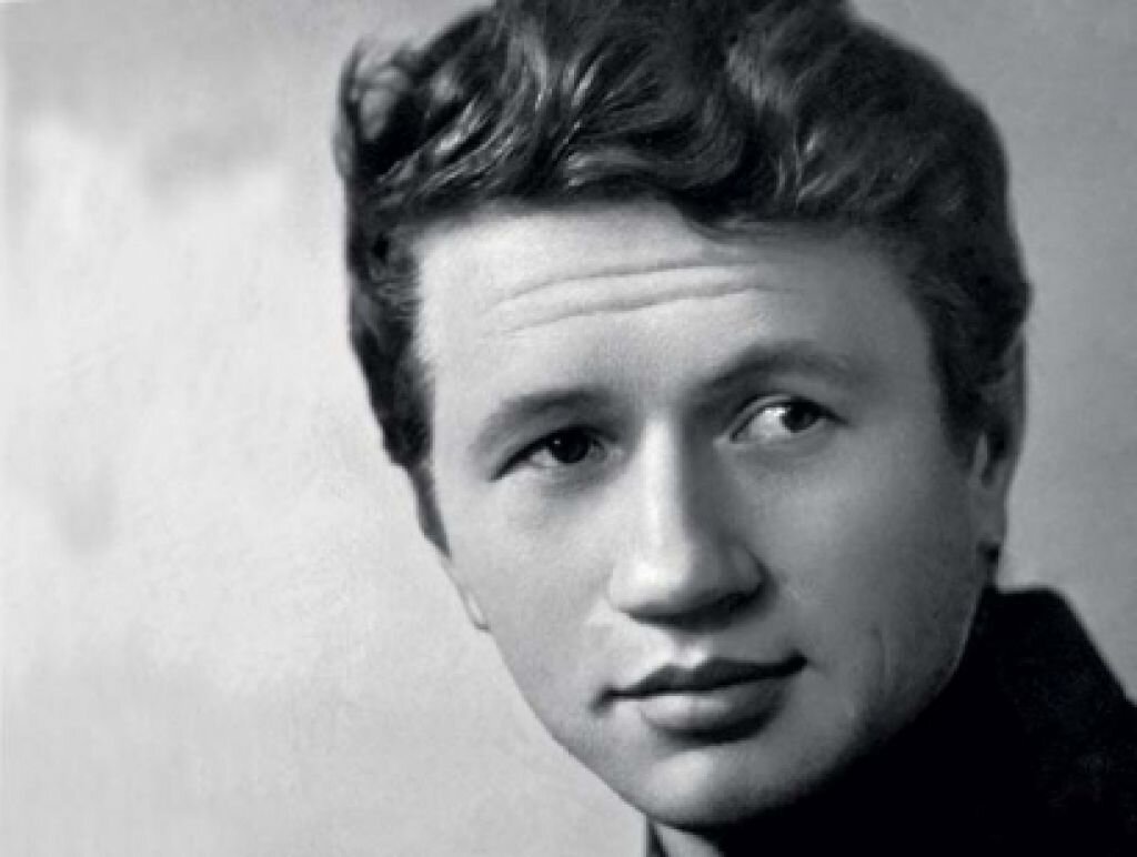 Его неожиданный уход сразу домыслами слухами: одни считали, что любимого актера погубили завистники, другие — что автокатострофу подстроило само КГБ, третьи – что режиссер свел счеты с жизнью, четвертые — что за рулем Быкову стало плохо. Подробности ДТП, в котором погиб Леонид Быков, стали известны широкому кругу людей в 2002 году, после того, как ими заинтересовался украинский журналист Владимир Колычев.