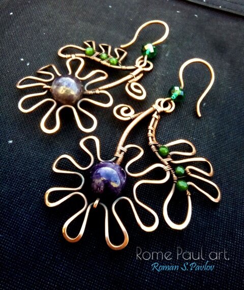 Цветочный тренд в бижутерии прекрасен своей универсальностью. Он идеально вписывается во все стили и образы, и чтобы выглядеть превосходно в любой ситуации