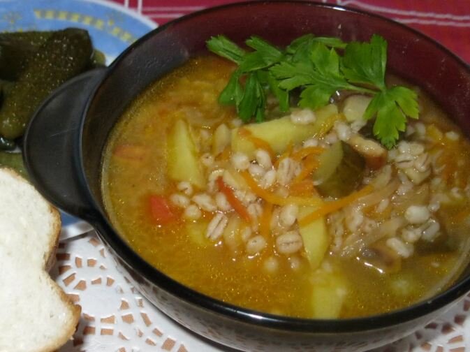 Рассольник с перловкой и солеными огурцами