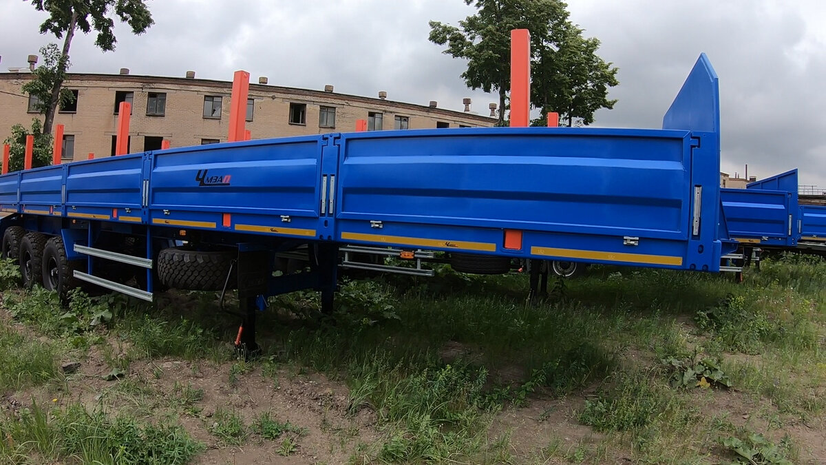 трехосный бортовой полуприцеп с кониками