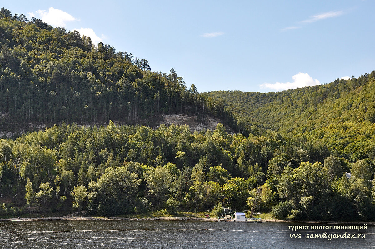База спряталась в гуще деревьев, зато хорошо виден овраг между двух возвышенностей. Фото 04.09.2016.
