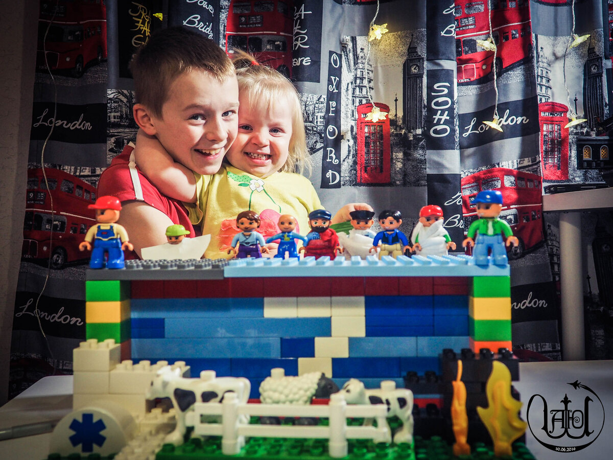 Наша lego-сцена с героями представления.