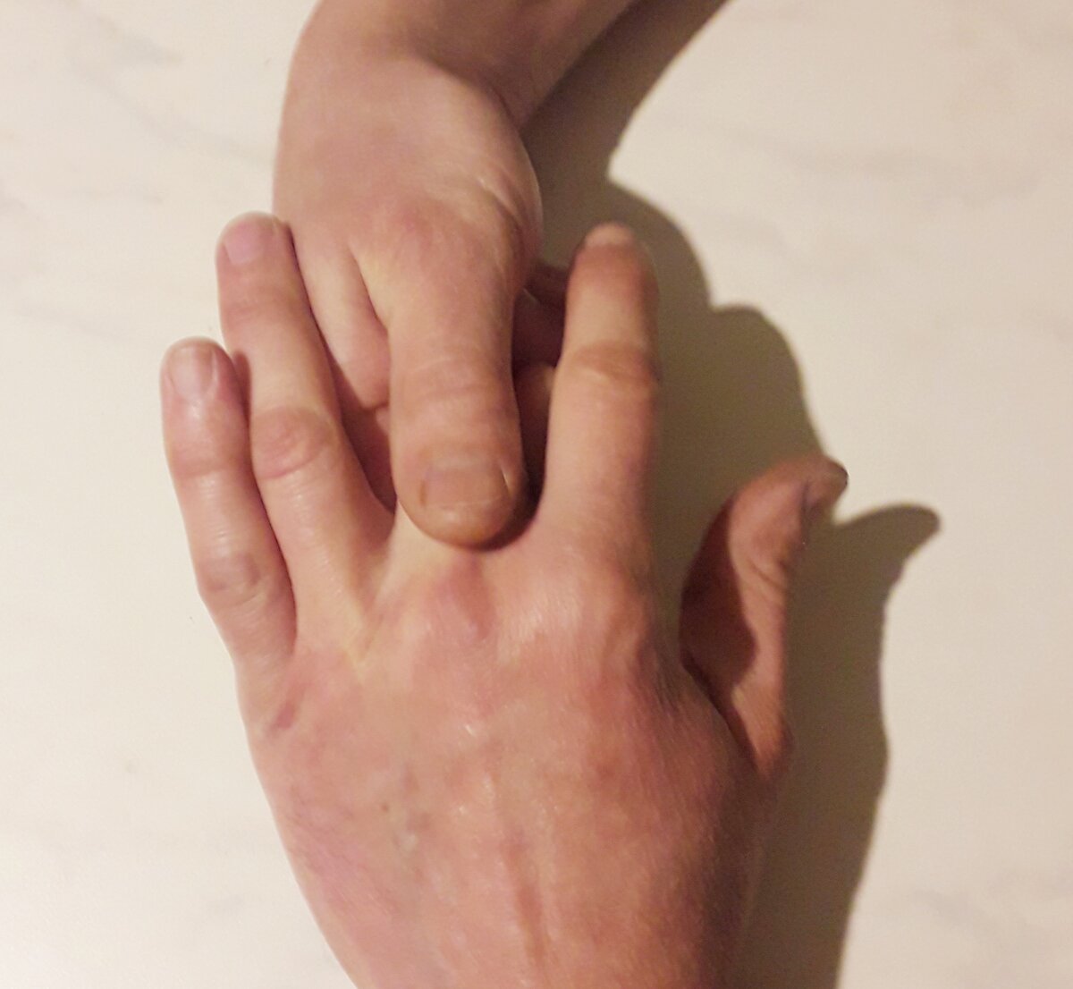Пальцы правой руки охватывают средний палец левой руки