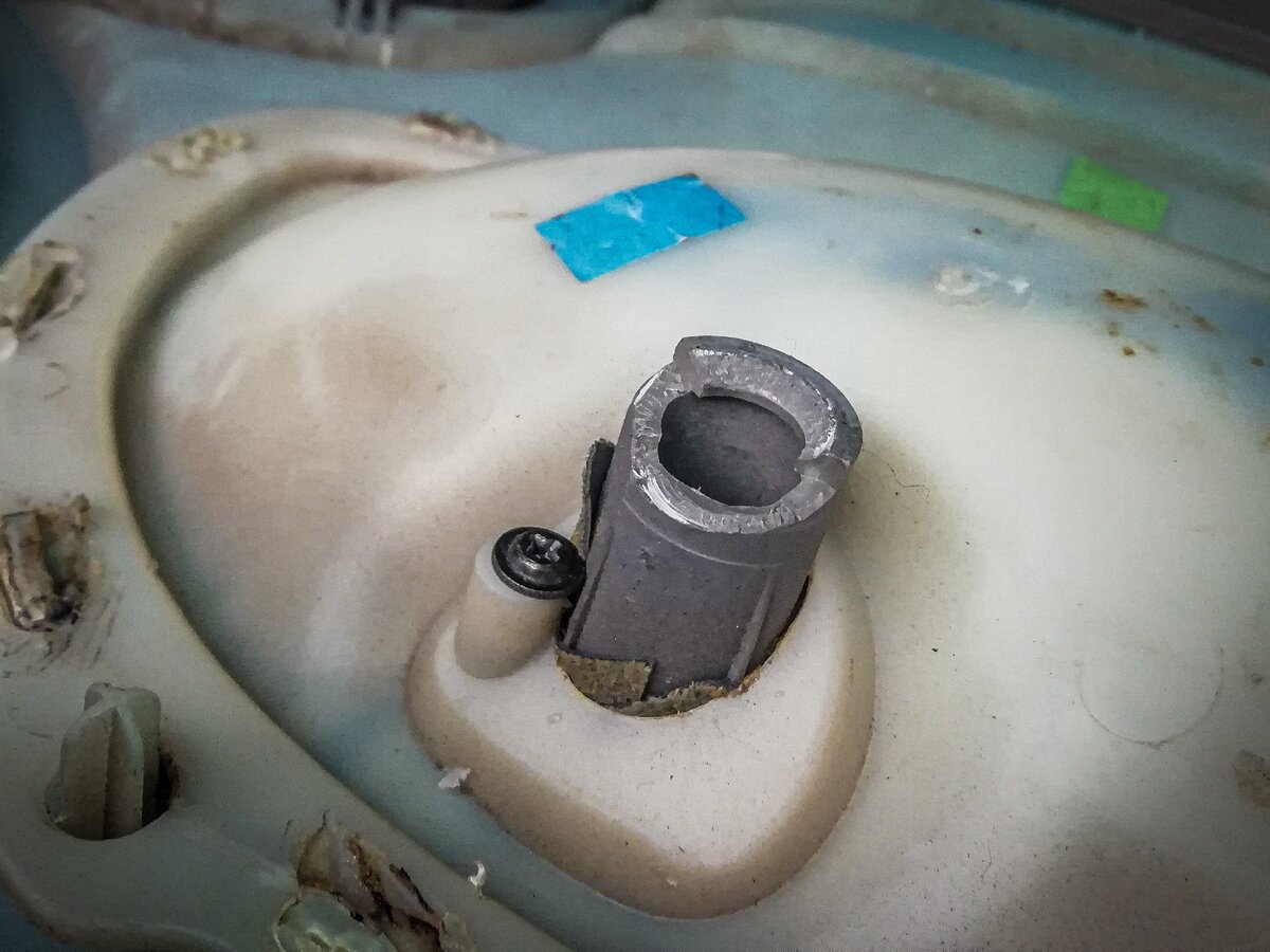 Крепеж оказался отломан, а шуруп остался в двери. Единственное, что удерживало ручку на обшивке - небольшой саморез, который вот-вот готов был выпасть