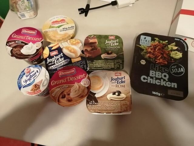 Саша "гастрономический маньяк" и обожает пробовать разные десерты, йогурты и чипсы. Любой турист вряд ли бы устоял от такого разнообразия вкусов! Фото: Александры Владимировой.