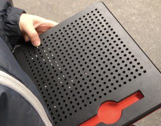 Сын за игрой в планшет в дороге