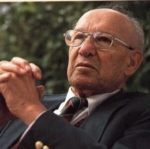 Народная мудрость советует не совать нос в чужие дела, но Питеру Друкеру, самому известному теоретику бизнеса всех времен и народов, любопытство помогло дожить до девяноста пяти лет. Друкер обижался, когда его величали «гуру», предпочитая называть себя либо исследователем, либо сторонним наблюдателем.