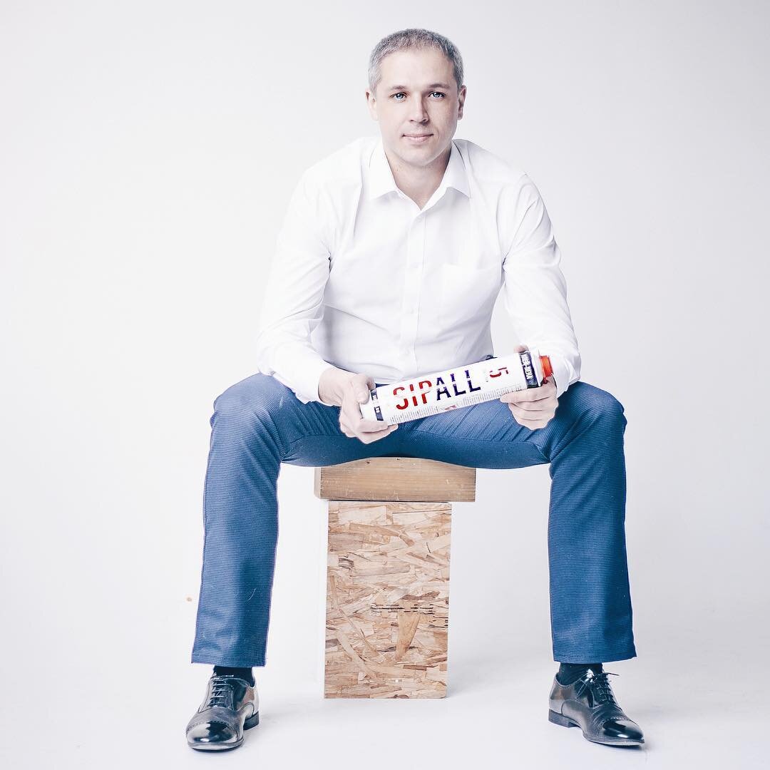 P.S. На фото я сижу на СИП панели с обшивкой OSB-3 и строганном брусе. В руках у меня клей пена для СИП панелей, которая применяется в монтаже дома. 