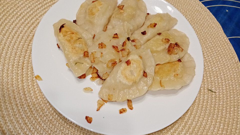 Вареники жареные с луком
