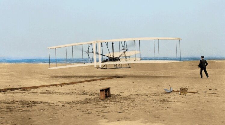 Морозное утро 17 декабря 1903. Полетать удалось 4 раза, потом самолёт развалился от порыва ветра. Движок сняли и использовали в следующей модели.