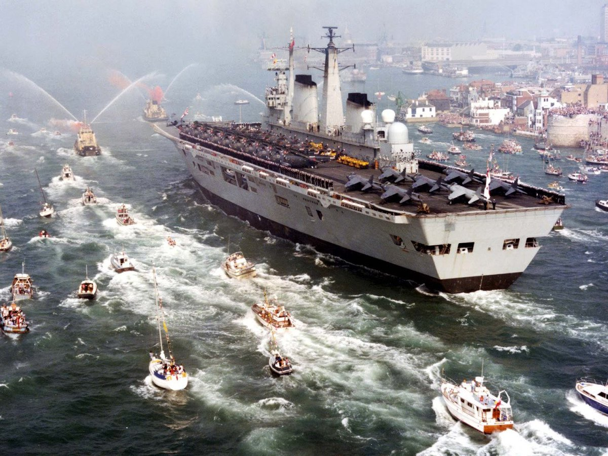 Остров флотов. Авианосец Инвинсибл 1982. Авианосцы Инвинсибл Англии. HMS Invincible авианосец. Авианосец Инвизибл 1982.