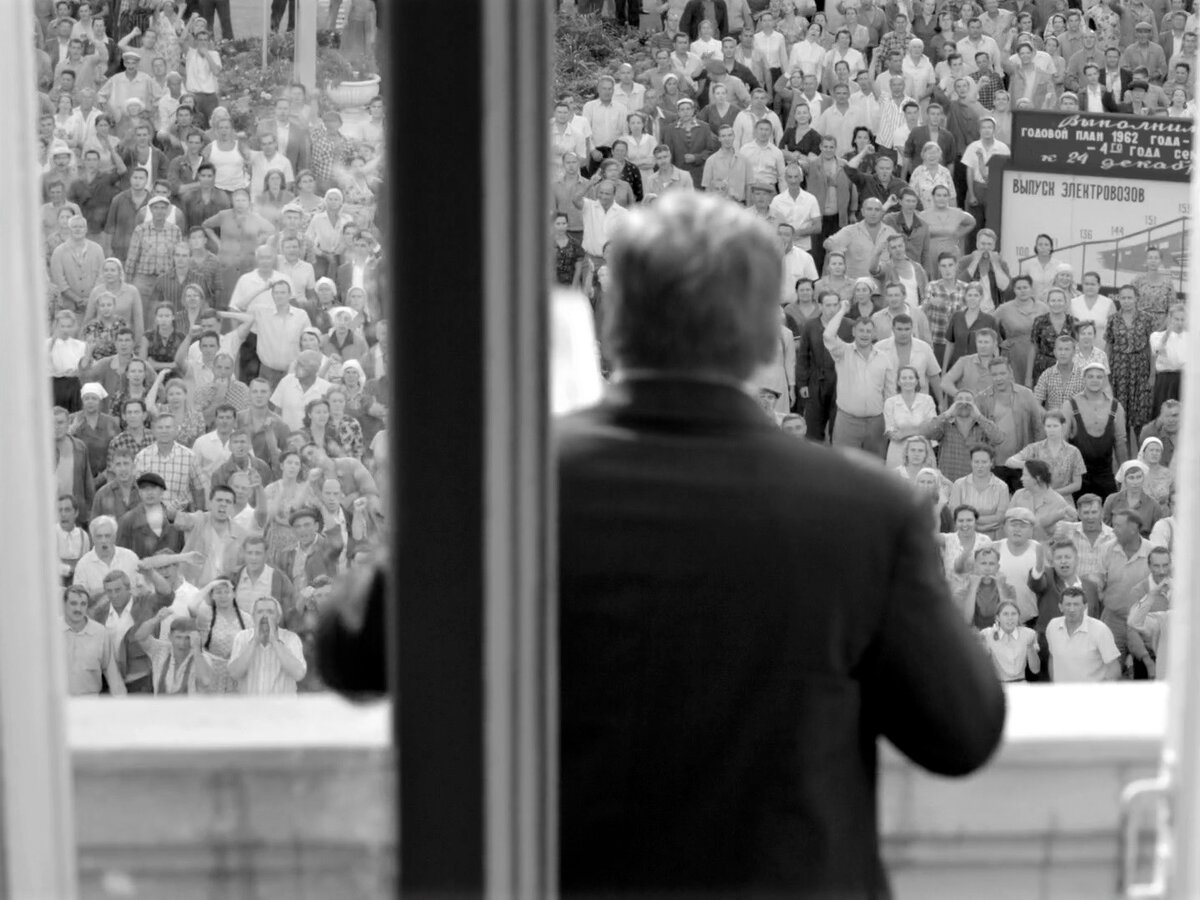 А вы бы что сказали народу на его месте? Кадр из к/ф «Дорогие товарищи».