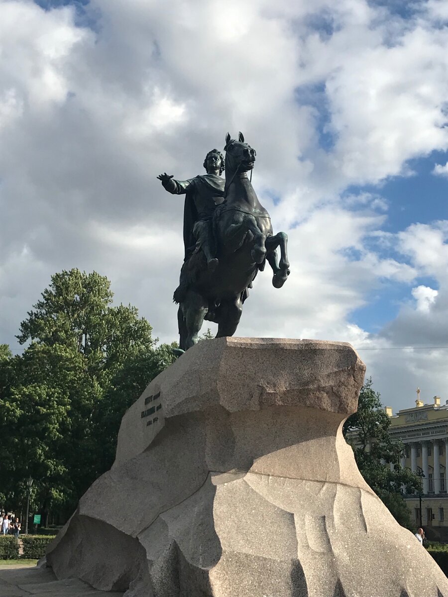 Если бы не Коронавирусный 2020 год, мы бы в отпуске и не побывали в прекрасном городе Санкт-Петербурге! Обычно в отпуск хочется в тёплые страны, к тёплому морюшку, лежать на лежаке под пальмой и ни думать ни о чем. Но все пошло не по плану. От купленной в феврале 2020 года путевки пришлось отказаться. И решили рвануть в Питер, не к такой тёплой воде, но не менее прекрасной. Заранее распланировали увидеть все, самые главные достопримечательности города, увидеть Петергоф и конечно же разведение мостов! Хоть и дождаться их было не тепло, но оно того стоило! Столько людей на набережной, такие эмоции! Молодёжь гуляет всю ночь, романтика. Музыканты поют около дворцовой площади, и никто не подбегает к тебе с кепкой, с целью материальной поддержки талантов. Самый большой бонус состоит в том, что не было толп туристов с других стран!!! Можно было свободно походить по Петергофу, без толп! Красота! Правда и без экскурсовода, им нельзя было из за вируса проводить свои мероприятия.
Посетили Кронштадт. Воистину город морской военной службы) Количество военных зашкаливало. Поездка с экскурсоводом на Форды. Посещение храма, посвящённый морякам! У нас был потрясающий отпуск! Возвращались в отель просто без ног! Прошли все! И да столовки в Питере тоже огонь! Дешево, вкусно, быстро! Что ещё нужно для счастья :)