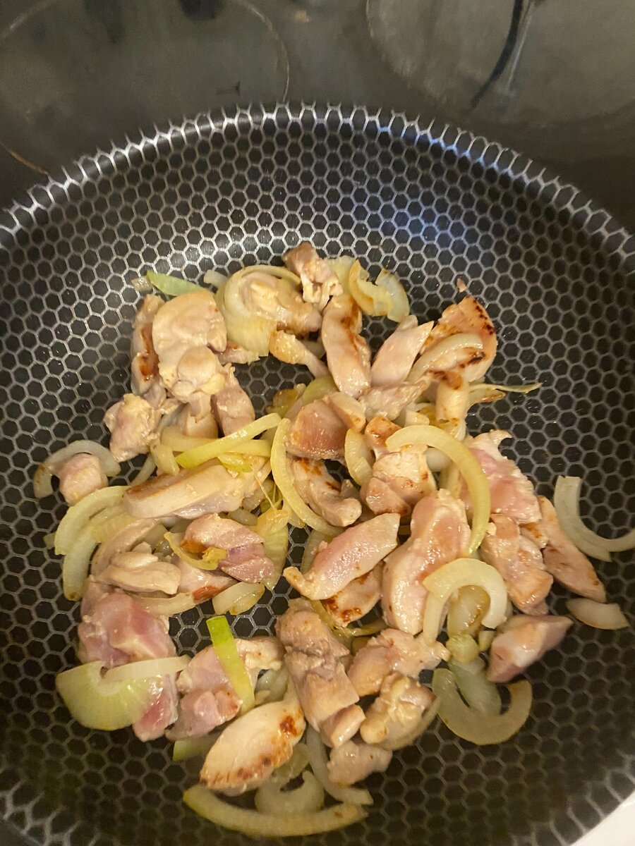 Личное фото автора. Куриная грудка с луком