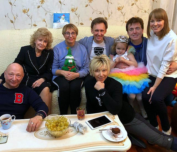 артисты «Аншлага» в гостях у семьи Ветровых, справа Геннадий с женой Оксаной и дочкой Машенькой (2021 год)