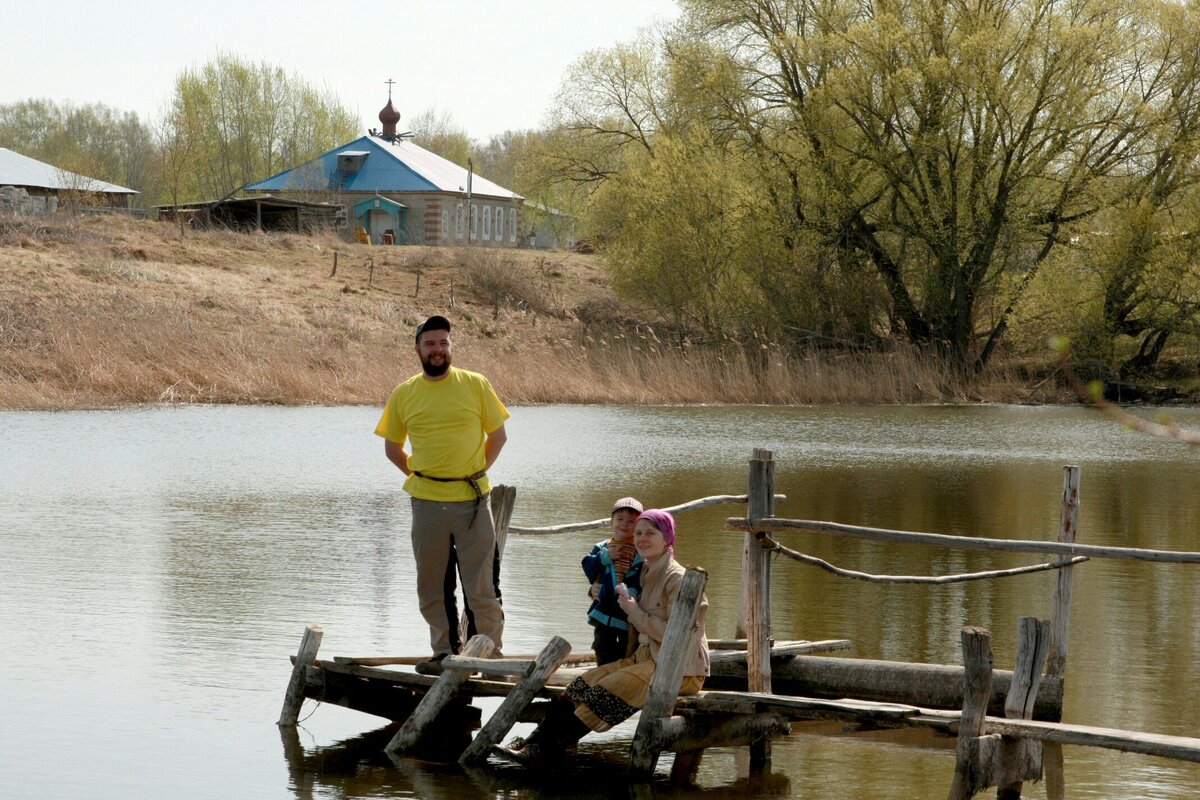 Молодые крестьяне на озере.