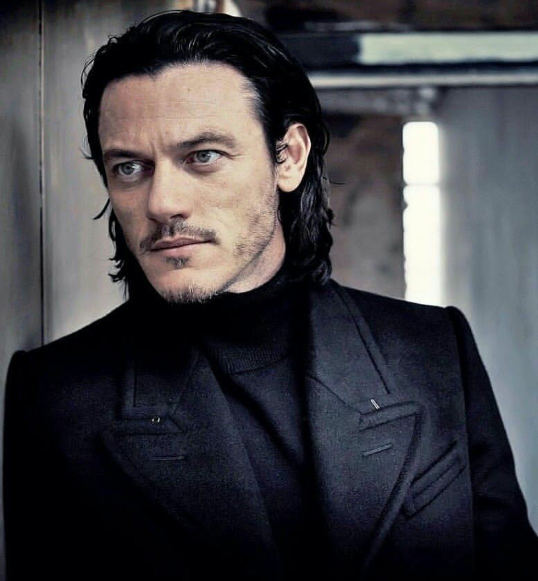 Luke evans. Люк Эванс. Люк Эванс 2022. Люк Эванс Дракула. Актёр Дракула 2014 люк Эванс.