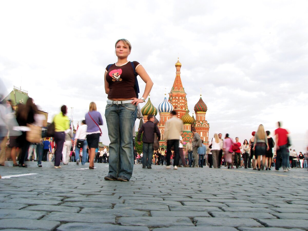 Дзен любовь киев. Человек стоит в центре Москвы.