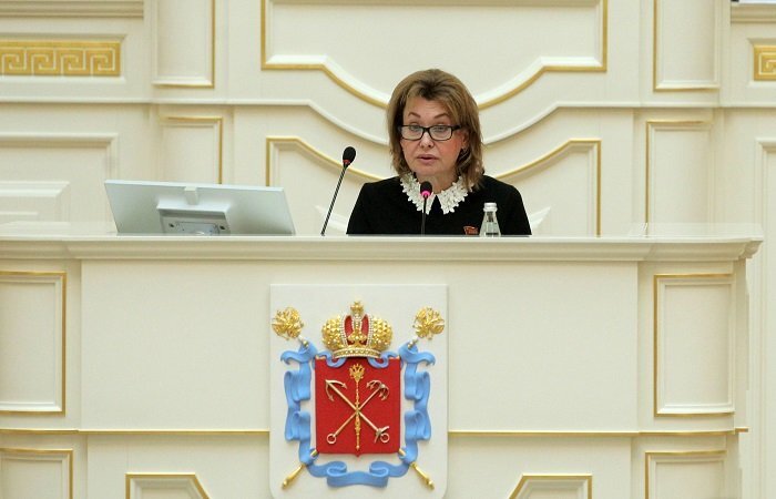  И. Иванова на трибуне ЗС. Фото пресс-службы ЗС СПб