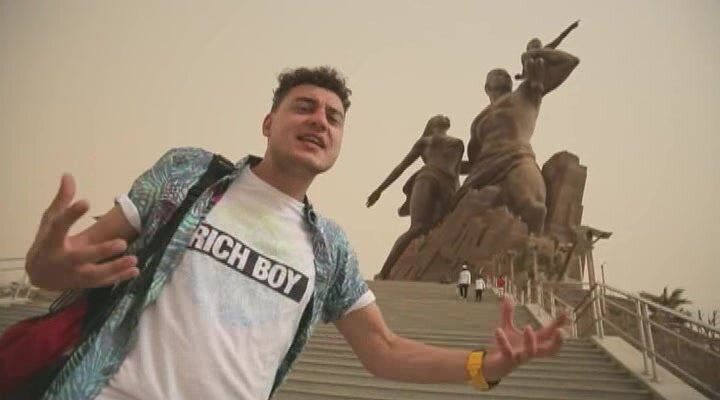 У монумента в центре Дакара