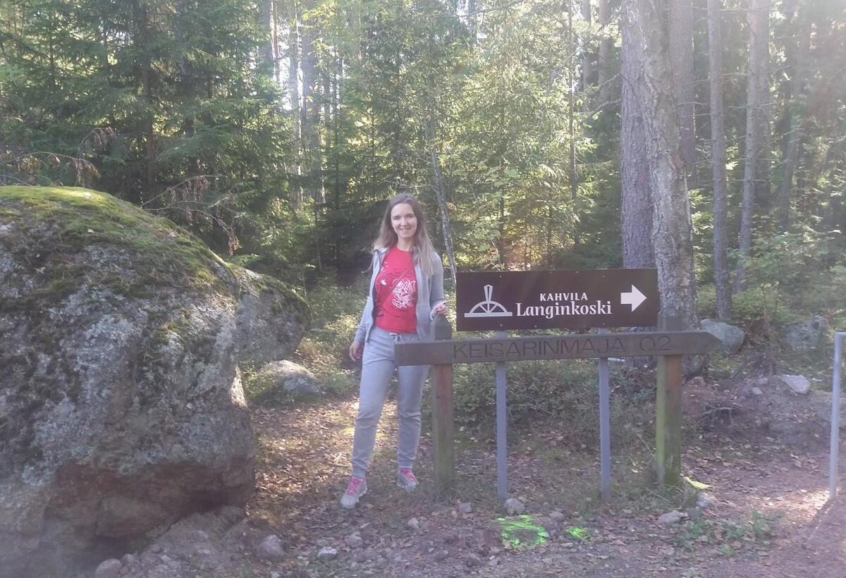 Автор у входа на дачу императора, Финляндия