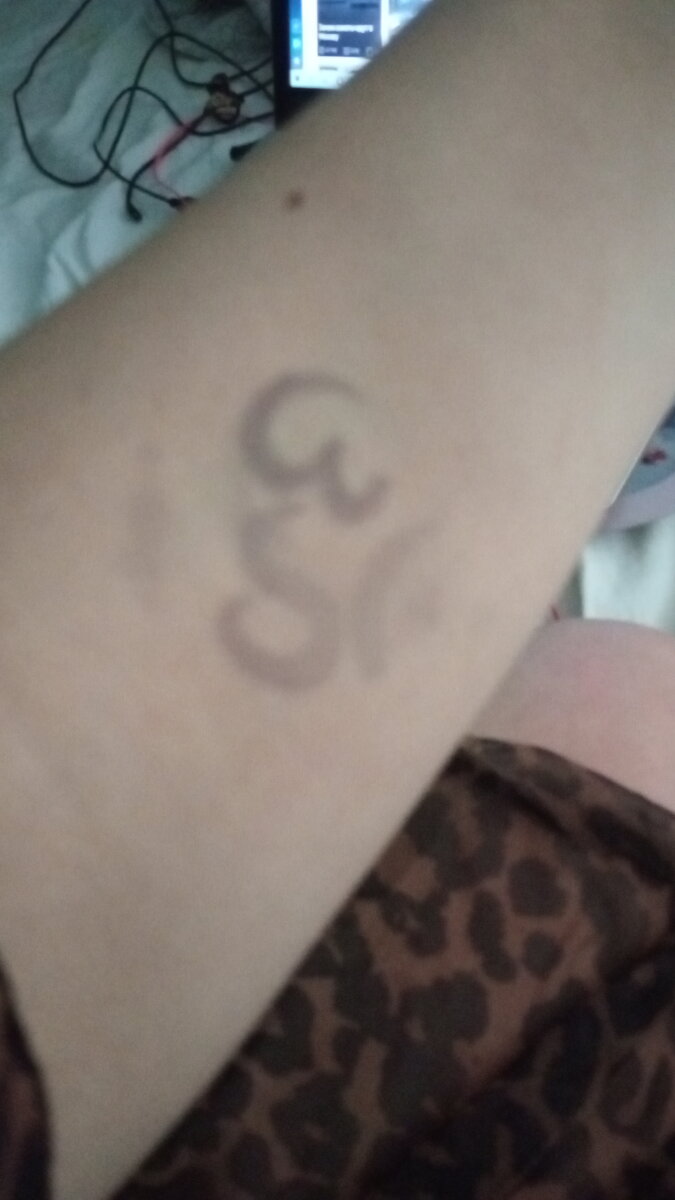 Временная татуировка краской для бровей.  