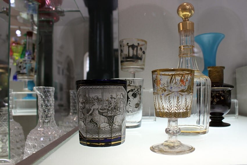 Мир хрусталя. Мир хрусталя. Хрустальная пещера сваровски. Хрустальное яйцо гусь хрустальный. Мир хрусталя.