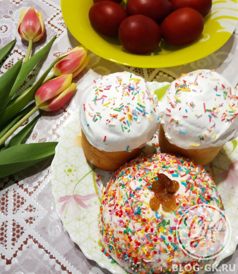 Куличи и творожная пасха.