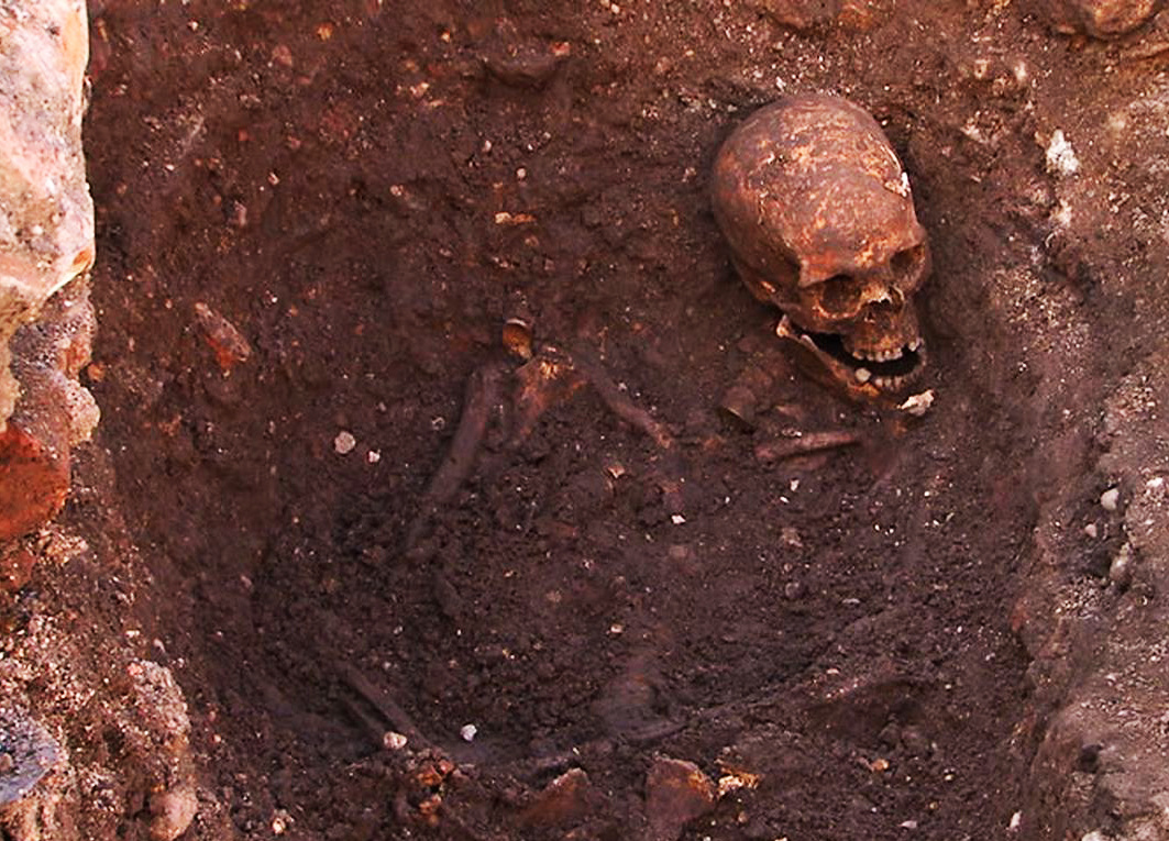 Могила Ричарда, открывшаяся при строительстве автостоянки в Лестере, 2012 г. (Здесь и далее —иллюстрации и фрагменты для авторских иллюстраций взяты из открытых источников.)