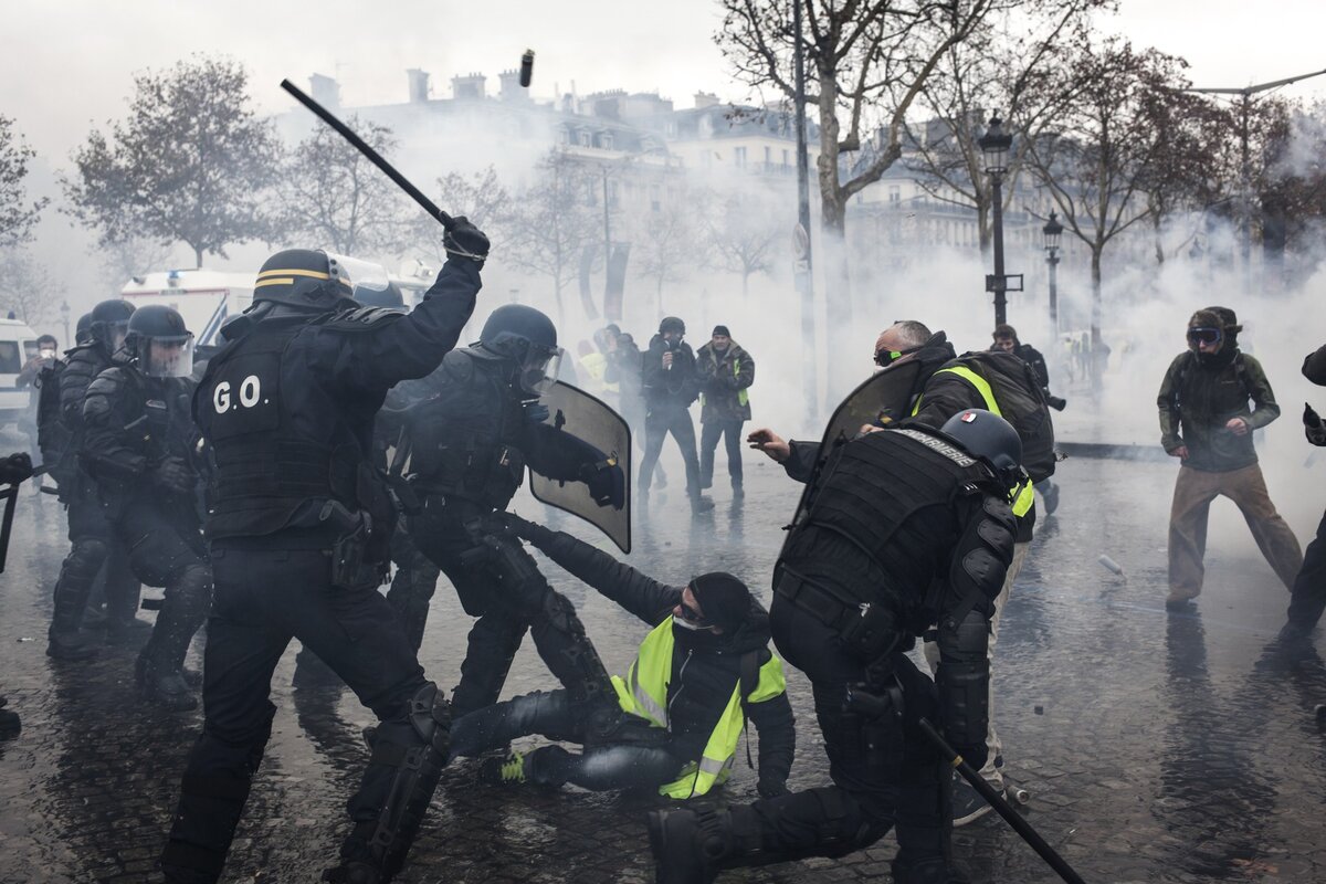 разгон митинга во франции