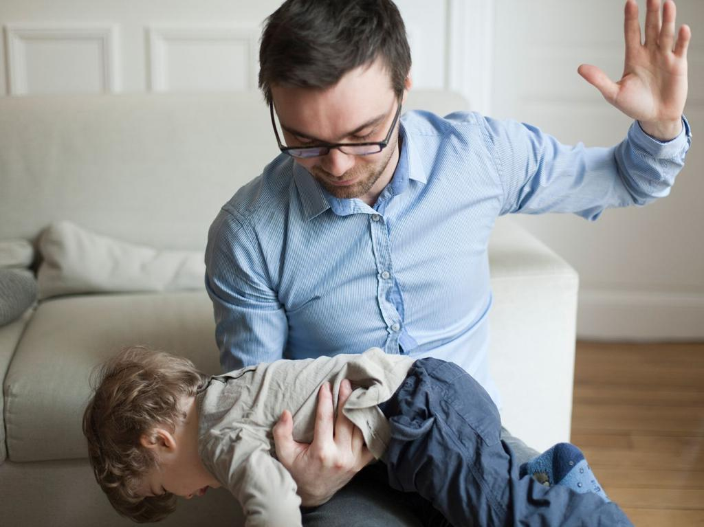 Мама ругает ребенка. Ребенок говорит я сам. Собеседники хороший и плохой 6 лет. Строгая мама. Как нельзя воспитывать детей.