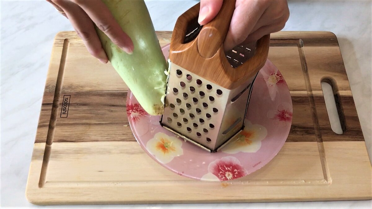 Драники станут еще вкуснее, если добавить в них кабачок!