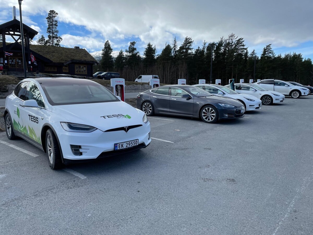 Теслы на зарядке в Гюльсвике