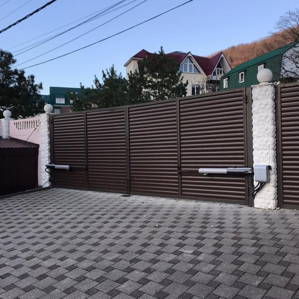 Автоматика для распашных ворот (авторское фото канала, приводы установлены специалистами ПКФ Автоматика)