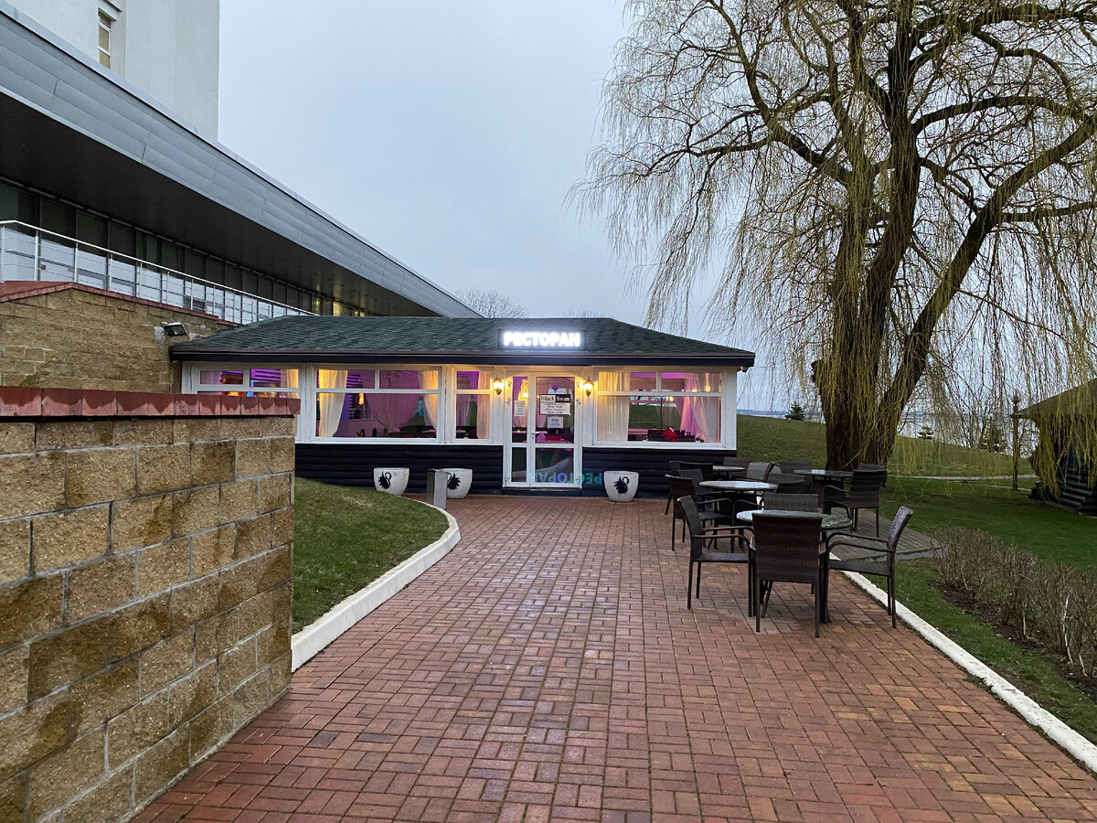 Ресторан "Черный лебедь". Редко видели там людей.  