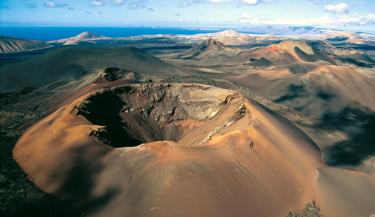 Весь национальный парк - территория действующих вулканов