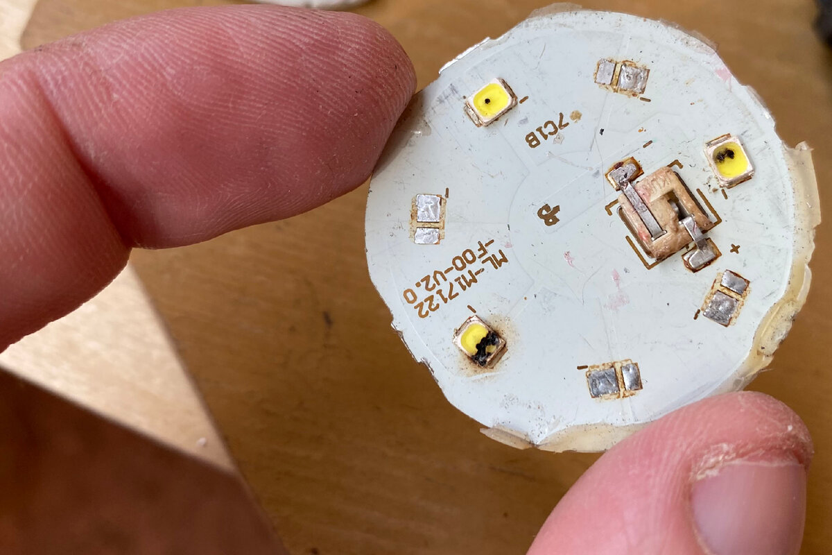 Здесь наглядно видно, что сгоревшие светодиоды почернели.
