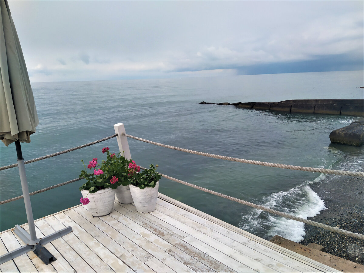 Вид из отеля в Новом Афоне - одного из отелей, ради которых я перекроил программы