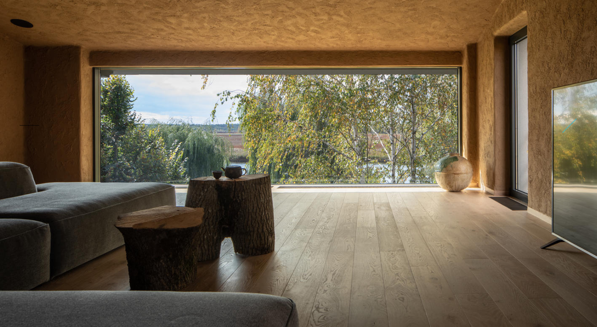 Про эти пеньки на фото Сергей рассказал забавную историю. Во дворе строящегося коттеджа упал старый тополь и рабочие пилили его, чтобы использовать на дрова. Сергей вовремя заметил и под недоуменные взгляды рабочих попросил отнести пару пеньков в дом. Не сразу удалось убедить всех, что это красиво и нужно, но сейчас пеньки прижились. Проект студии Сергея Махно UKRAINIAN WABI SABI. 5.0. Фото с официального сайта студии mahno.com.ua