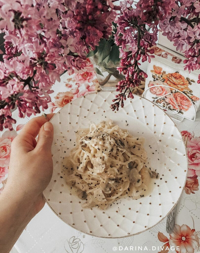 Паста в сливочном соусе с грибами и курицей 