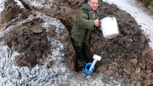 Кто забетонировал весь участок на даче? Проводили воду в дом и нарвались на неприятность!