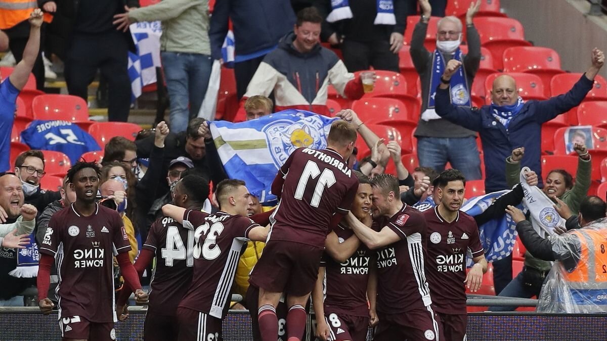 на фото: радость футболистов Лестер Сити