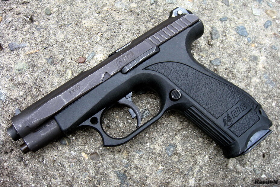 Не обладая самыми изысканными формами, не блистая качеством отделки, ГШ-18 остаётся одним из самых компактных и лёгких пистолетов, состоящих на вооружении российских силовых структур (https://k-a-r-d-e-n.livejournal.com)