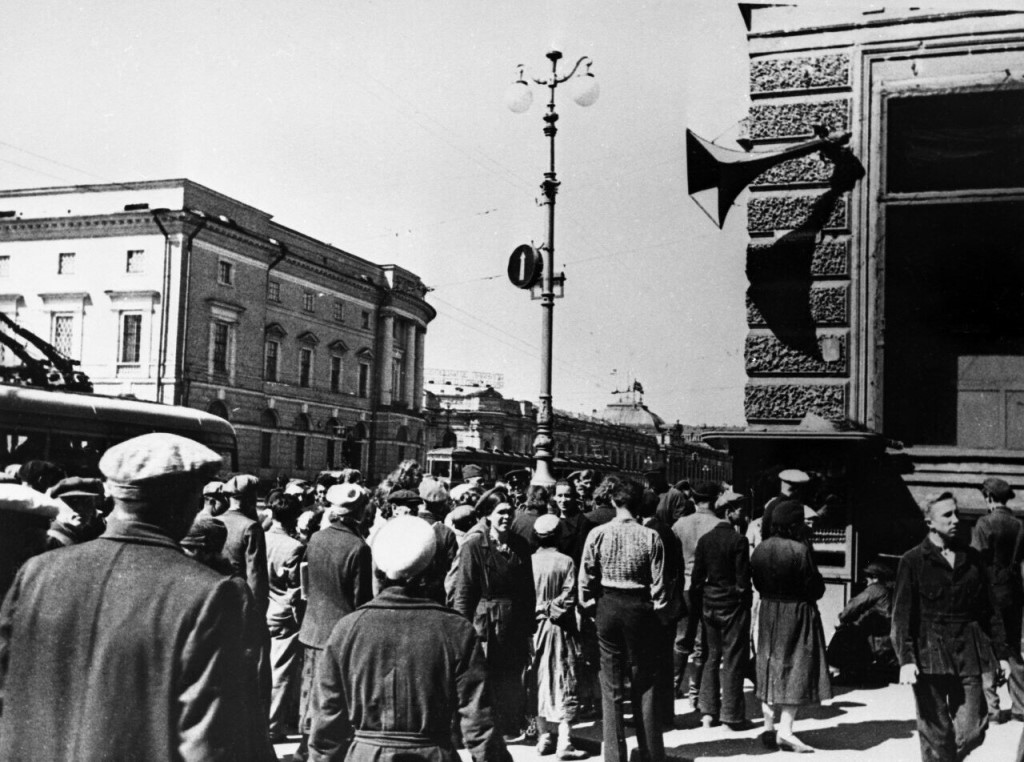 Ленинградцы слушают сообщение Советского Информбюро. Фото сделано в 1941 году Г. Чертовым.