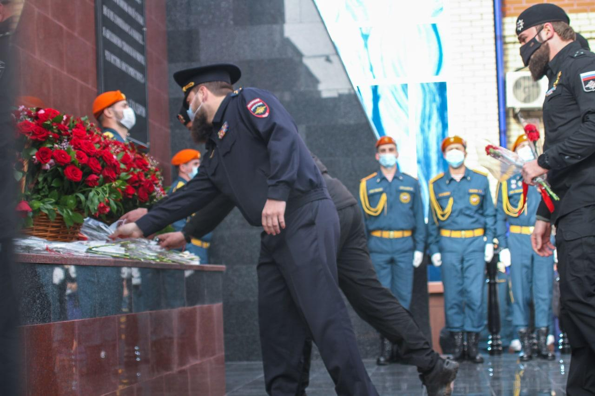 МЧС Грозный. Теракт 9 мая 2004 в Грозном. Памятник Ахмата Кадырова.