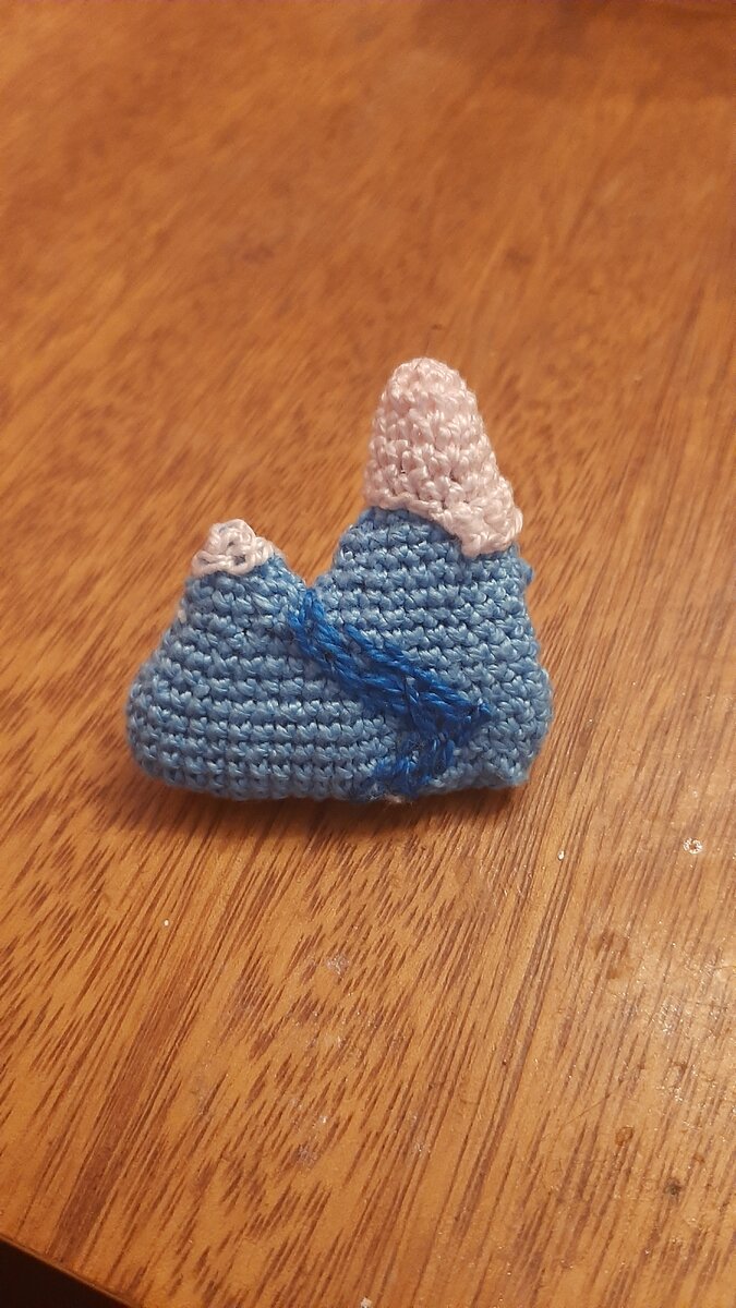 Брошь связанная мною