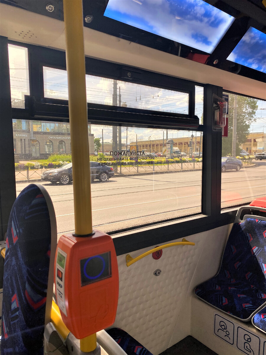 Для оплаты проезда можно воспользоваться любым удобным способом: транспортная карта (приобретается в метро)/приложить к считывателю телефон, банковскую карту или произвести оплату часами (устройство должно поддерживать бесконтактную оплату)/ по старинке - наличными кондуктору. Маршрут №7 - городской, все льготы действуют. Фото: мое. Листаем влево -->